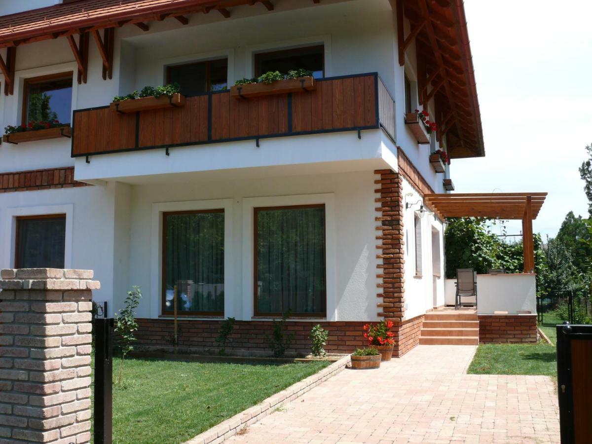 Sara Apartman Heviz Exterior photo